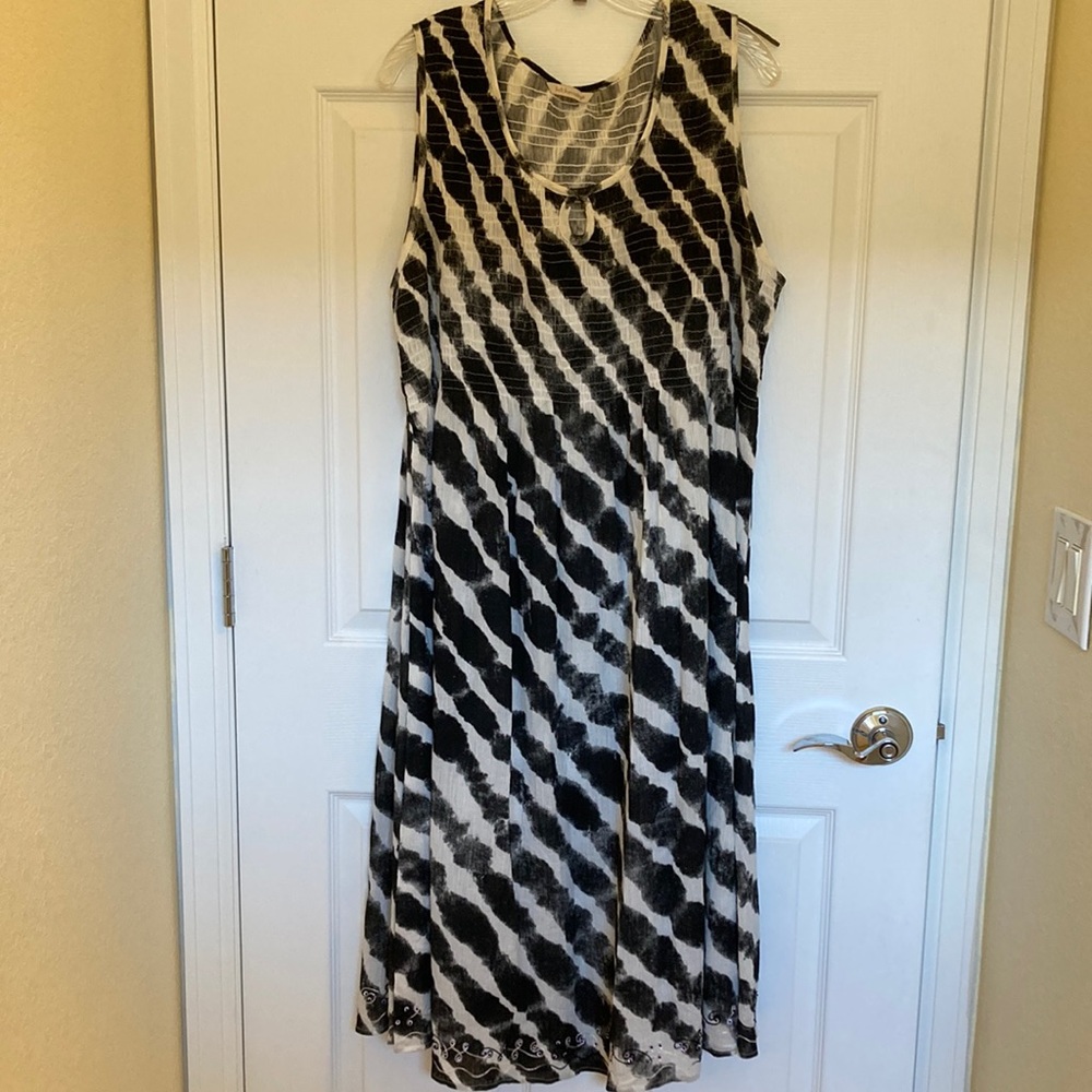 SoftSurroundings black/white cotton sleeveless top-stitched top sequin swirl hem